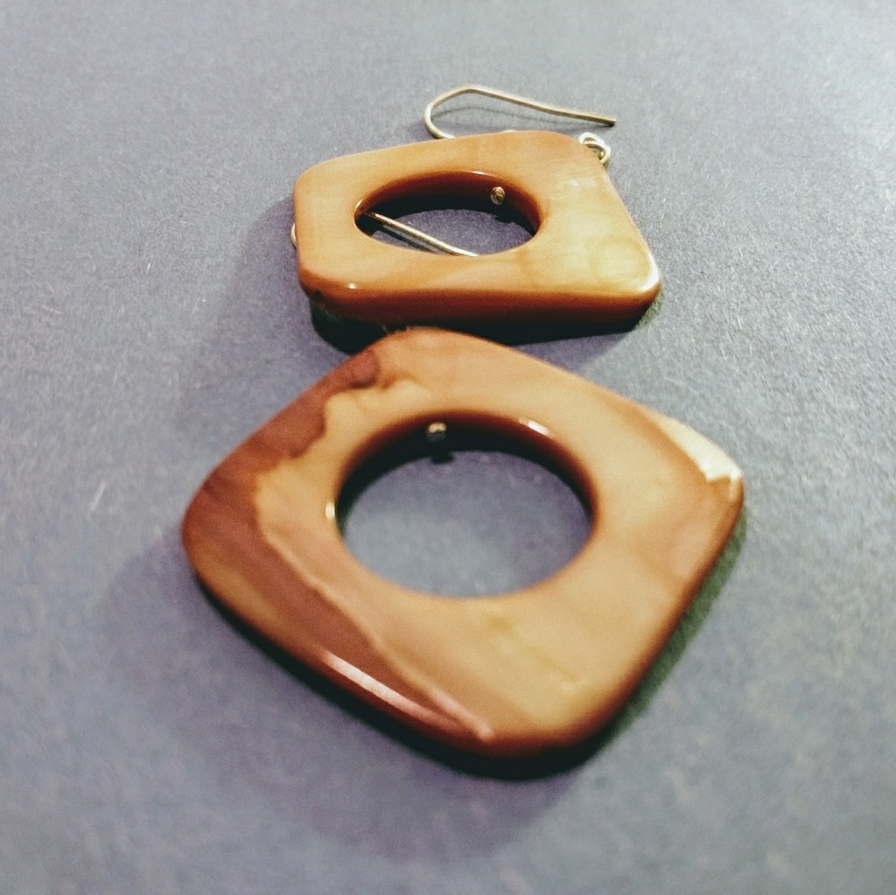 Light pink earrings made of shell